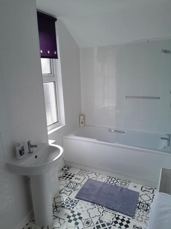 Apartament Conveniently Located, Newly Refurbished Flat Pembroke Dock Zewnętrze zdjęcie